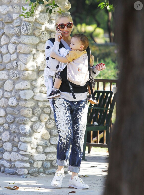 Semi Exclusif - Gwen Stefani emmène ses enfants Zuma et Apollo au Coldwater Park à Beverly Hills, le 19 février 2015.  
