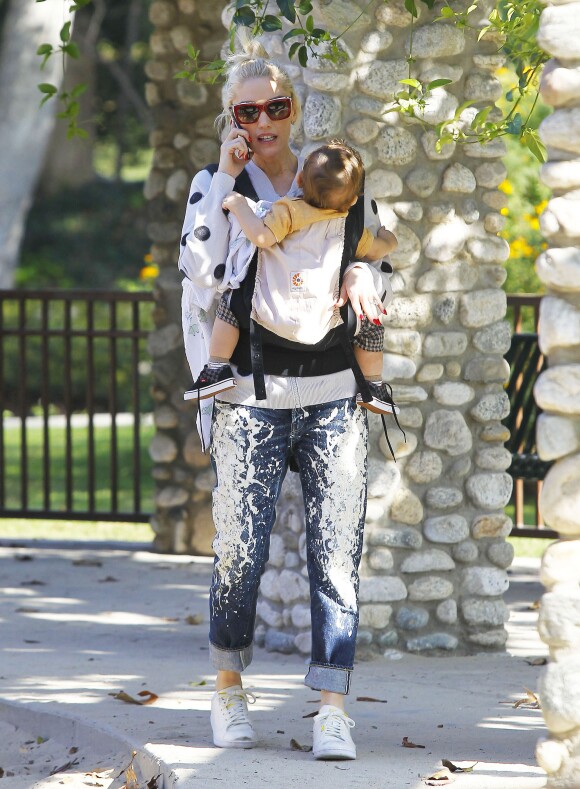 Semi Exclusif - Gwen Stefani emmène ses enfants Zuma et Apollo au Coldwater Park à Beverly Hills, le 19 février 2015. 