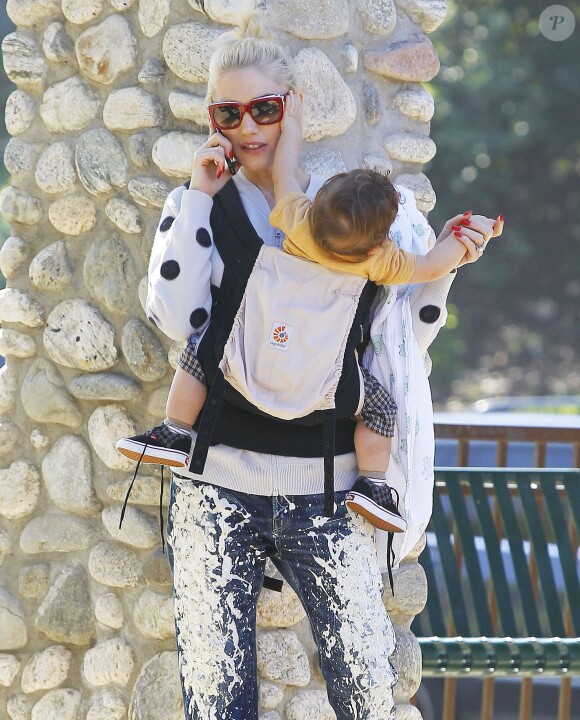 Semi Exclusif - La chanteuse Gwen Stefani emmène ses enfants Zuma et Apollo au Coldwater Park à Beverly Hills, le 19 février 2015.  