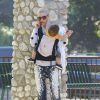 Semi Exclusif - Gwen Stefani emmène ses enfants Zuma et Apollo au Coldwater Park à Beverly Hills, le 19 février 2015.  
