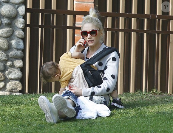 Semi Exclusif - Gwen Stefani emmène ses enfants Zuma et Apollo au Coldwater Park à Beverly Hills, le 19 février 2015.  