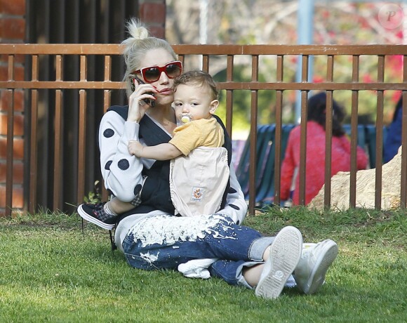 Semi Exclusif - Gwen Stefani emmène ses enfants Zuma et Apollo au Coldwater Park à Beverly Hills, le 19 février 2015.  
