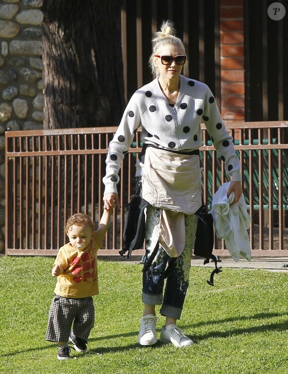 Semi Exclusif - La maman Gwen Stefani emmène ses enfants Zuma et Apollo au Coldwater Park à Beverly Hills, le 19 février 2015.  
