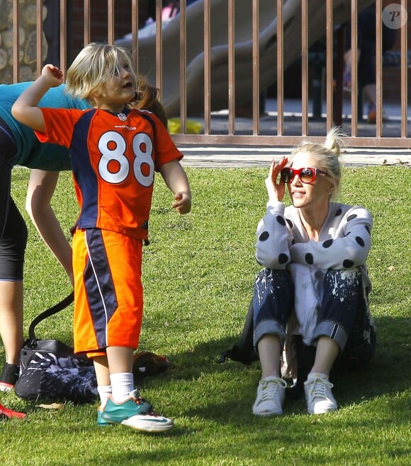 Semi Exclusif - Gwen Stefani emmène ses enfants Zuma et Apollo au Coldwater Park à Beverly Hills, le 19 février 2015.  