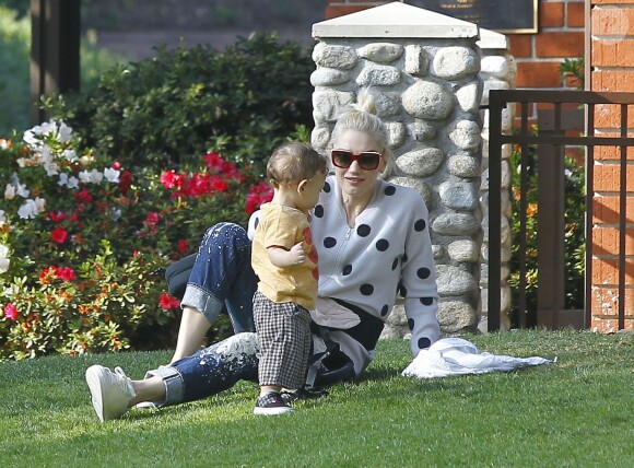 Semi Exclusif - Gwen Stefani emmène ses enfants Zuma et Apollo au Coldwater Park à Beverly Hills, le 19 février 2015.  
