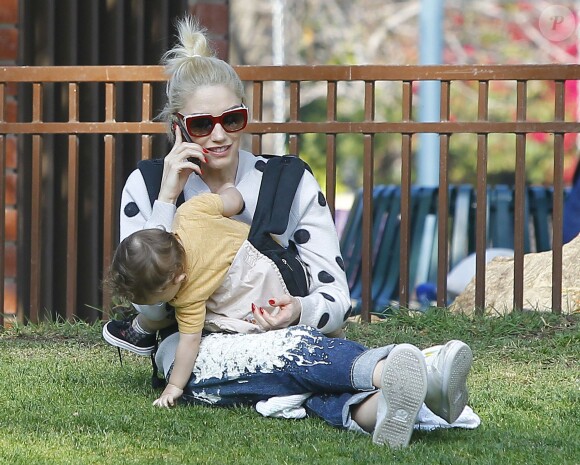Semi Exclusif - Gwen Stefani emmène ses enfants Zuma et Apollo au Coldwater Park à Beverly Hills, le 19 février 2015.  