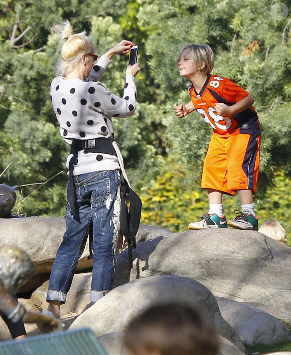 Semi Exclusif - La chanteuse américaine Gwen Stefani emmène ses enfants Zuma et Apollo au Coldwater Park à Beverly Hills, le 19 février 2015.  