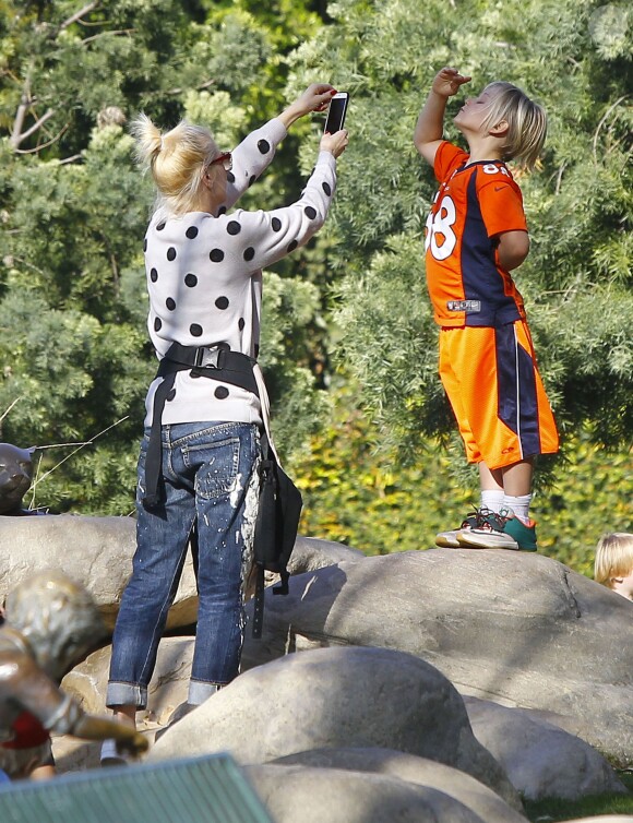 Semi Exclusif - Gwen Stefani emmène ses enfants Zuma et Apollo au Coldwater Park à Beverly Hills, le 19 février 2015.  