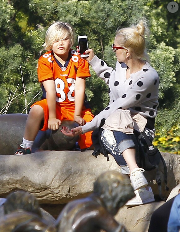Semi Exclusif - Gwen Stefani emmène ses enfants Zuma et Apollo au Coldwater Park à Beverly Hills, le 19 février 2015.  