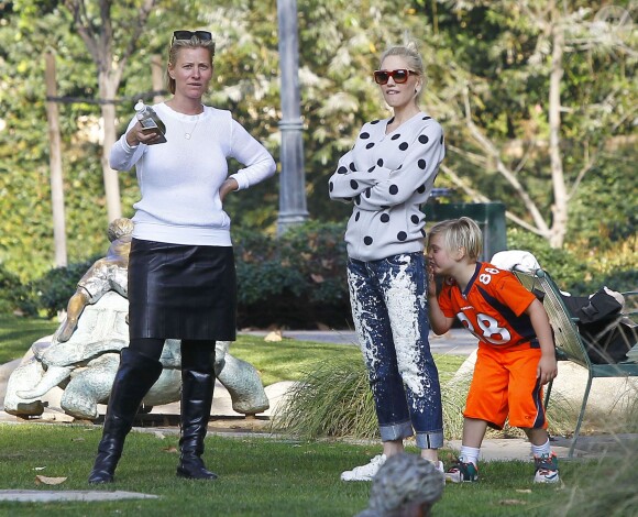 Semi Exclusif - Gwen Stefani emmène ses enfants Zuma et Apollo au Coldwater Park à Beverly Hills, le 19 février 2015.  