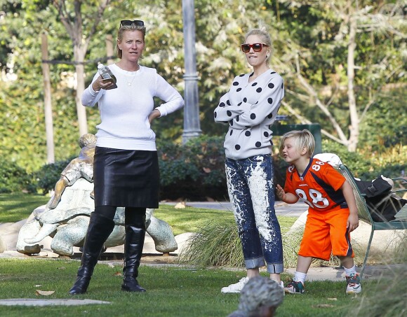 Semi Exclusif - Gwen Stefani emmène ses enfants Zuma et Apollo au Coldwater Park à Beverly Hills, le 19 février 2015.  