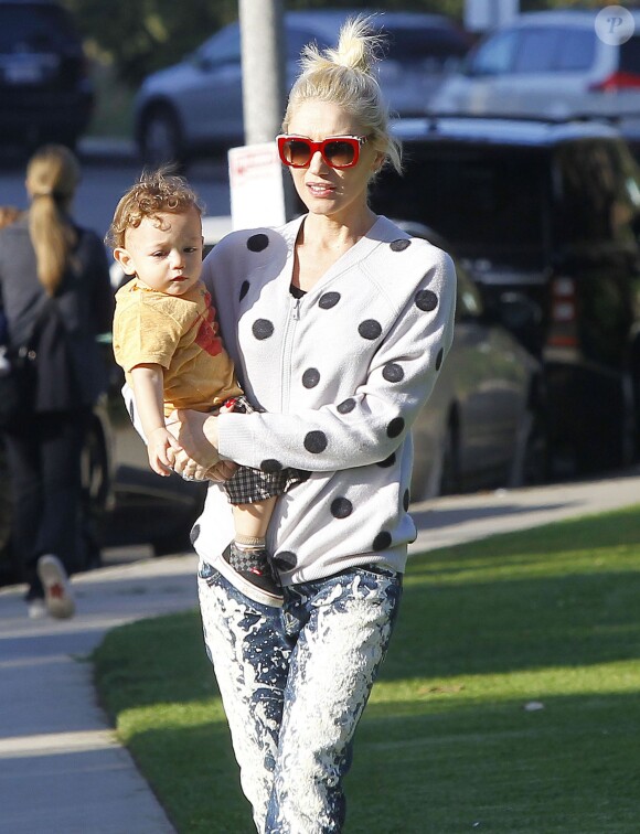 Semi Exclusif - Gwen Stefani emmène ses enfants Zuma et Apollo au Coldwater Park à Beverly Hills, le 19 février 2015.  