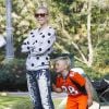 Semi Exclusif - Gwen Stefani emmène ses enfants Zuma et Apollo au Coldwater Park à Beverly Hills, le 19 février 2015.  