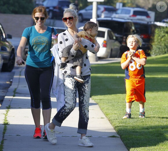 Semi Exclusif - Gwen Stefani emmène ses enfants Zuma et Apollo au Coldwater Park à Beverly Hills, le 19 février 2015. 