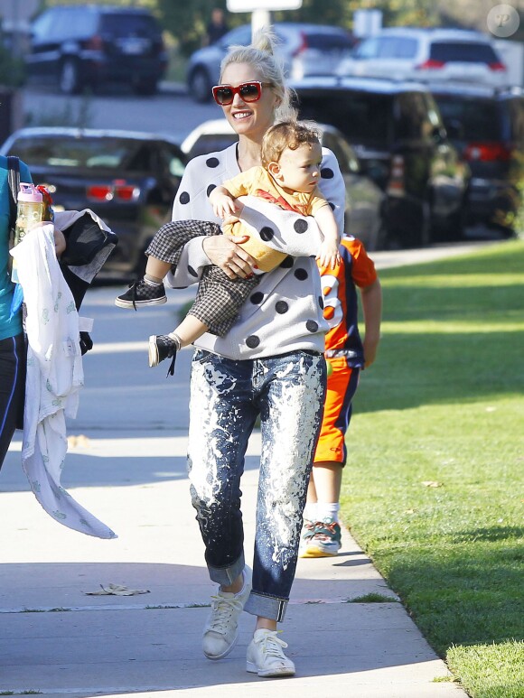 Semi Exclusif - Gwen Stefani emmène ses enfants Zuma et Apollo au Coldwater Park à Beverly Hills, le 19 février 2015.