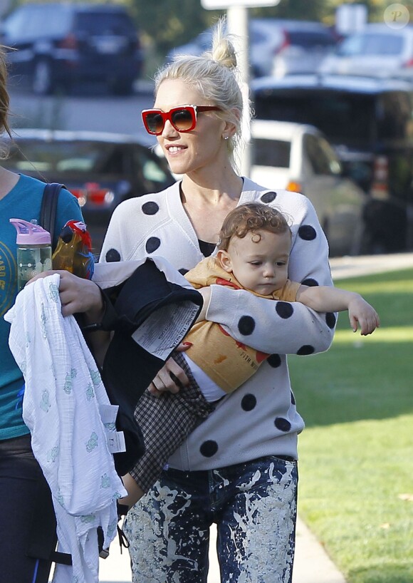 Semi Exclusif - Gwen Stefani emmène ses enfants Zuma et Apollo au Coldwater Park à Beverly Hills, le 19 février 2015.  