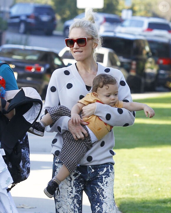 Semi Exclusif - Gwen Stefani emmène ses enfants Zuma et Apollo au Coldwater Park à Beverly Hills, le 19 février 2015.  
