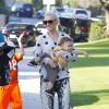 Semi Exclusif - Gwen Stefani emmène ses enfants Zuma et Apollo au Coldwater Park à Beverly Hills, le 19 février 2015.
