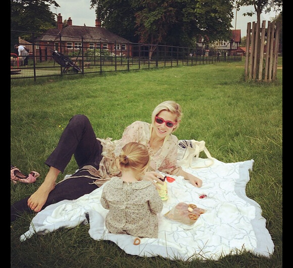 Sur sa page Instagram, Elsa Pataky a ajouté une photo d'elle avec sa petite India Rose le 17 mai 2014