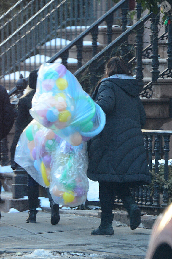 Liv Tyler se promène à New York, le 19 février 2015. L'actrice s'est fait livré des ballons à son domicile.
