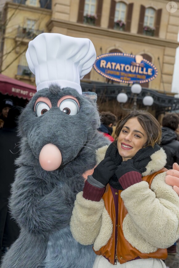 La jolie Martina Stoessel pose avec Ratatouille - La troupe de Violetta visite le parc d'attraction Disneyland Paris à Marne-la-Vallée le 17 février 2015.