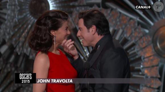 Idina Menzel et John Travolta se taquinent pendant la cérémonie des Oscars