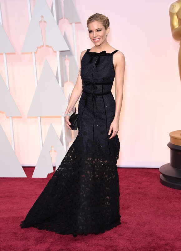 Sienna Miller en Oscar de la Renta lors de la 87e cérémonie des Oscars le 22 février 2015