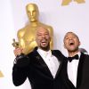 Common et John Legend avec leurs statuettes lors des Oscars 2015 à Los Angeles.