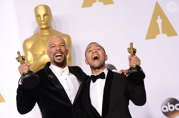 Common et John Legend avec leurs statuettes lors des Oscars 2015 à Los Angeles.