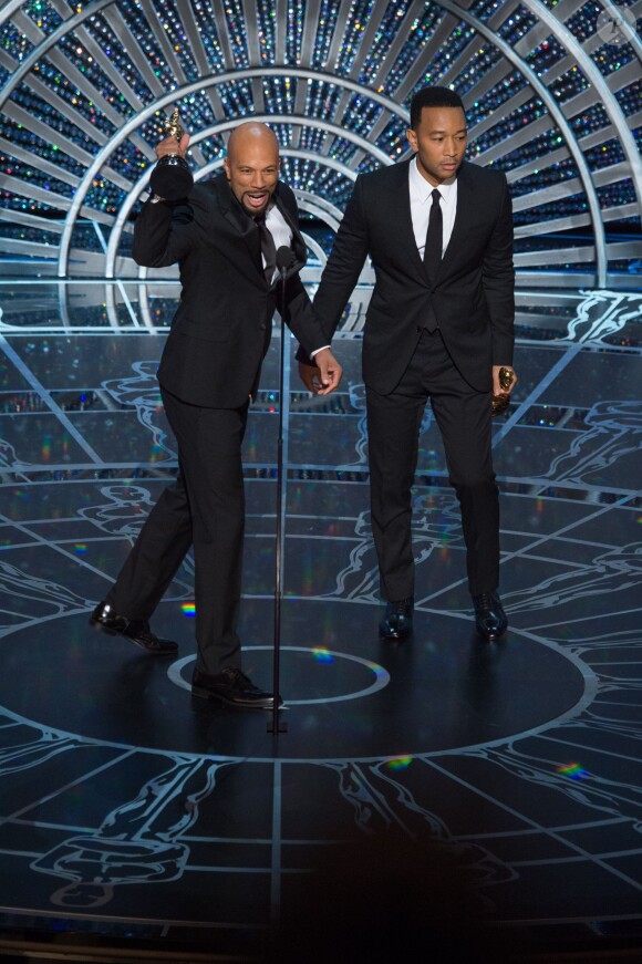 Lonnie Lynn (Common) et John Stephens (John Legend) avec leurs Oscars pour la chanson originale de Selma, Glory, aux Oscars 2015.