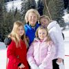 Le roi Willem-Alexander des Pays-Bas, la reine Maxima, la princesse Beatrix et les princesses Catharina-Amalia, Alexia et Ariane ont posé pour la presse le 23 février 2015 lors de la traditionnelle séance photo de leurs vacances aux sports d'hiver en Autriche, à Lech am Arlberg.
