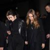 Cara Delevingne, Kendall Jenner et Lily Donaldson quittent l'ancien bâtiment de l'école St Martins à l'issue du défilé Giles. Londres, le 23 février 2015.
