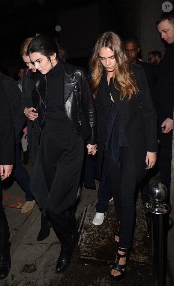Cara Delevingne, Kendall Jenner et Lily Donaldson quittent l'ancien bâtiment de l'école St Martins à l'issue du défilé Giles. Londres, le 23 février 2015.