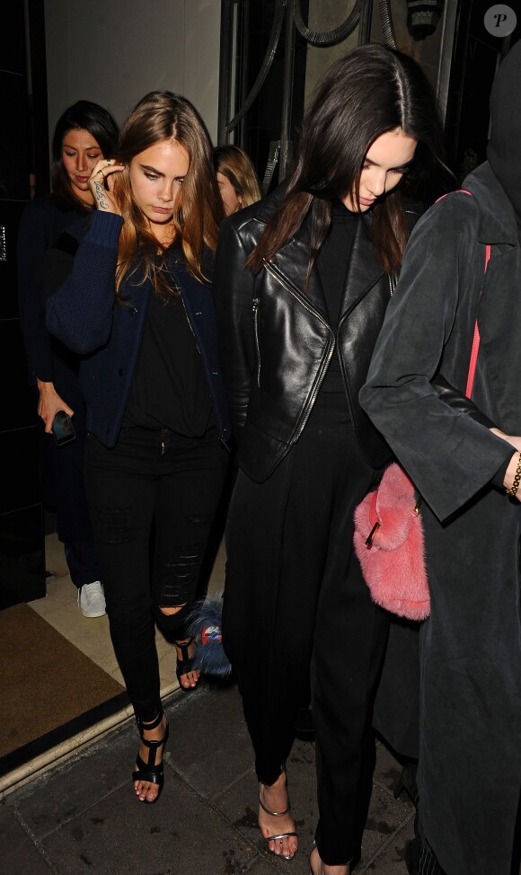 Lily Donaldson, Cara Delevingne et Kendall Jenner quittent le Mahiki à Londres, le 23 février 2015.