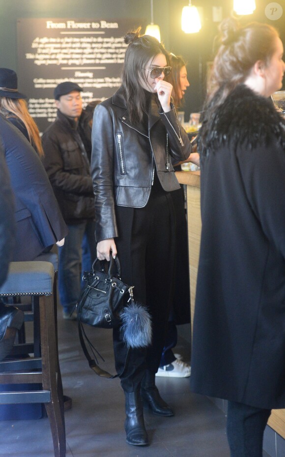 Kendall Jenner s'achète une boisson dans un magasin Starbucks à Londres, le 23 février 2015.