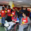 Les handballeurs Thierry Omeyer et Xavier Barachet rendent visite à des enfants malades de la Clinique Edouard Rist à Paris le 24 février 2015 dans le cadre du programme "Sport à l'Hôpital" de l'association Premiers de Cordée. 