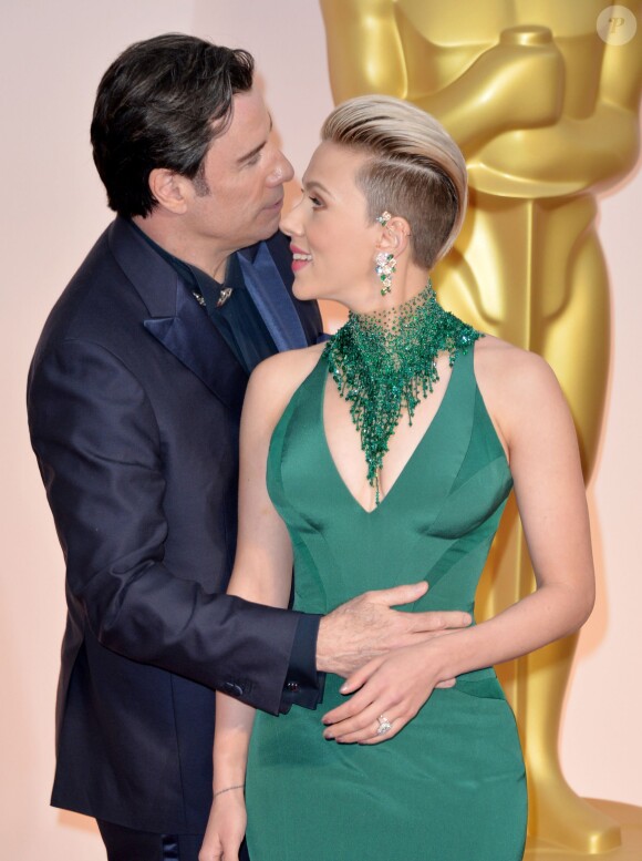 Scarlett Johansson et John Travolta sur le tapis rouge de la 87e cérémonie des Oscars, le 22 février 2015 à Los Angeles