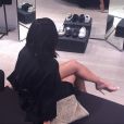 Kim Kardashian, shoppeuse sexy dans une boutique Acne Studios. Londres, le 25 février 2015.