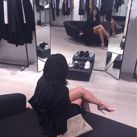 Kim Kardashian, shoppeuse sexy dans une boutique Acne Studios. Londres, le 25 février 2015.
