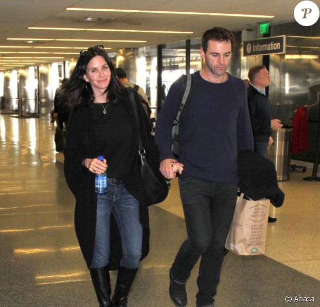 Courteney Cox et Johnny McDaid ainsi que Coco sont photographiés main dans la main à LAX l'aéroport de Los Angeles le 25 février 2015