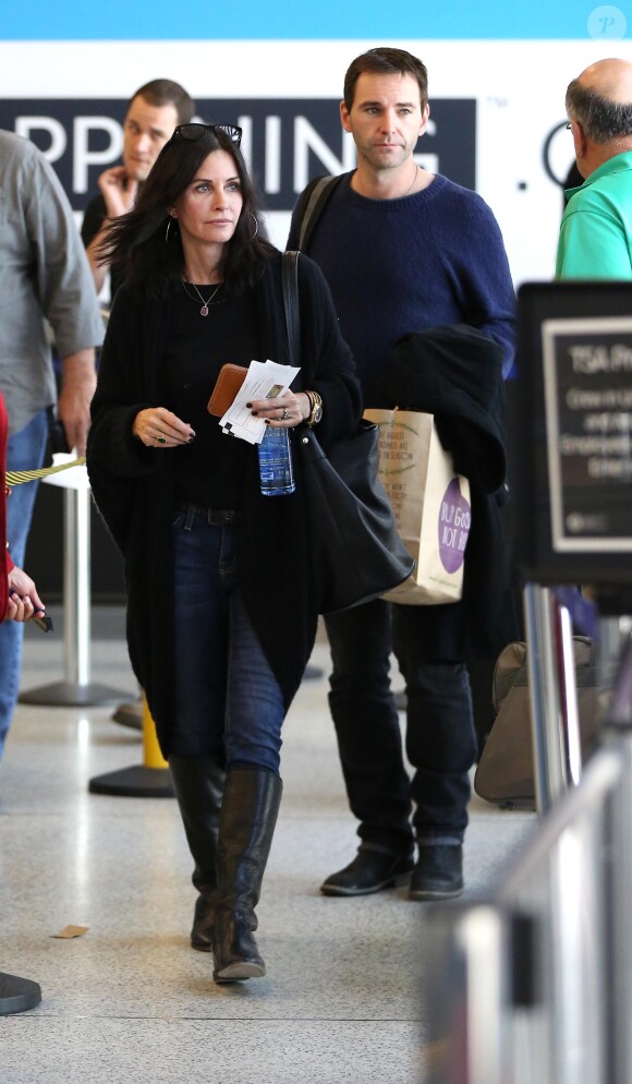 L'actrice Courteney Cox et Johnny McDaid ainsi que Coco sont photographiés à LAX l'aéroport de Los Angeles le 25 février 2015