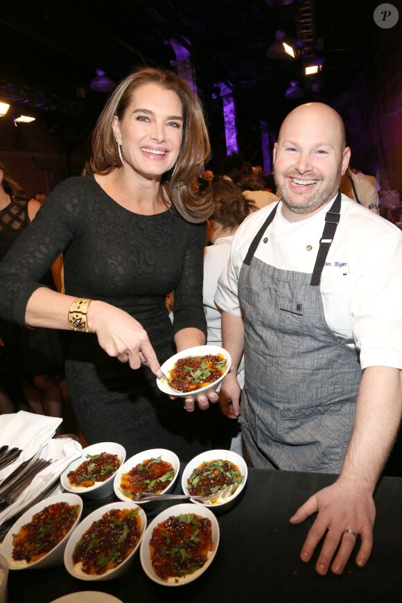Brooke Shields, Dan Kluger lors de l'événement Chef for Kids Cancer to Benefit Cookies for Kids à New York le 26 février 2015