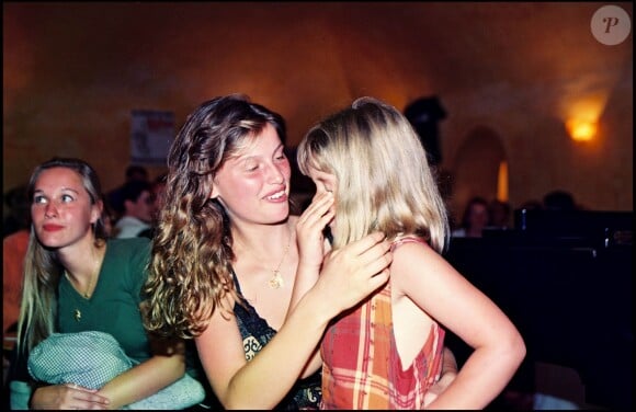 Laetitia Casta et sa petite-soeur Marie-Ange en 1997 en Corse