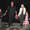 Tori Spelling et son Dean McDermott retournent à leur voiture après avoir emmené leurs enfants voir un événement d'arts martiaux le UFC 184 au Staples Center de Los Angeles le 28 février 2015