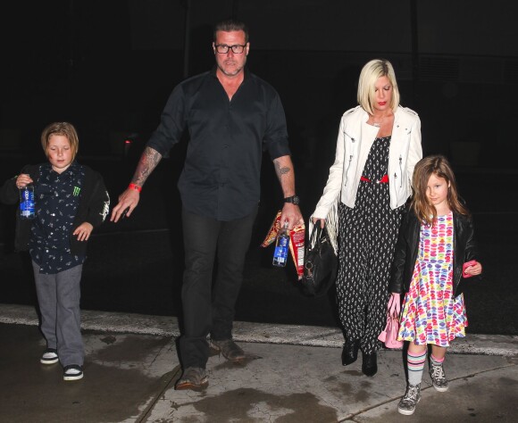 Tori Spelling et son Dean McDermott retournent à leur voiture après avoir emmené leurs enfants voir un événement d'arts martiaux le UFC 184 au Staples Center de Los Angeles le 28 février 2015