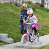 Tori Spelling aide sa fille Stella à faire du vélo. Elle a confié aux paparazzi que c'était la première fois qu'elle en faisait et a demandé si elle pouvait récupérer une des photos qu'ils avaient prise pour immortaliser ce moment, le 24 février 2015