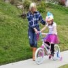 Tori Spelling aide sa fille Stella à faire du vélo. Elle a confié aux paparazzi que c'était la première fois qu'elle en faisait et a demandé si elle pouvait récupérer une des photos qu'ils avaient prise pour immortaliser ce moment, le 24 février 2015