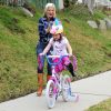 Tori Spelling aide sa fille Stella à faire du vélo. Elle a confié aux paparazzi que c'était la première fois qu'elle en faisait et a demandé si elle pouvait récupérer une des photos qu'ils avaient prise pour immortaliser ce moment, le 24 février 2015 