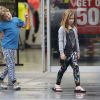Exclusif - Tori Spelling emmène ses enfants Liam et Stella faire du shopping chez Skechers à Encino, le 1er mars 2015.  