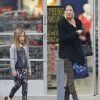 Exclusif - Tori Spelling emmène ses enfants Liam et Stella faire du shopping chez Skechers à Encino, le 1er mars 2015. 